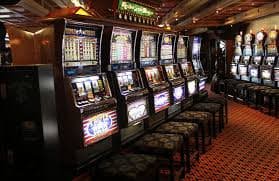 Pengguna membaca penawaran poker77 di ponsel