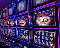 Pengguna membaca promo poker77 melalui ponsel